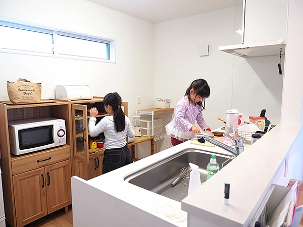 対面キッチンでお子さん達も進んでお手伝い