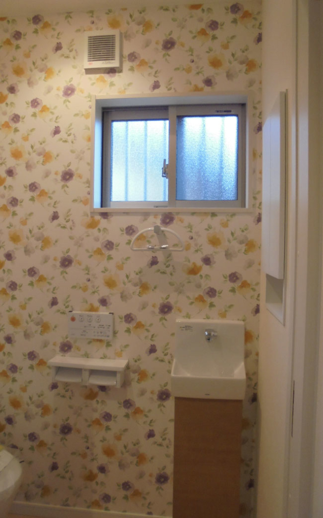 可愛らしい壁紙のトイレ