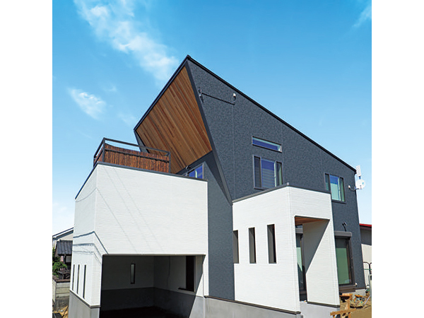 屋根形状が特徴的な外観。異素材を融合させたスタイリッシュなデザイン