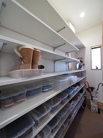 可動棚で高さの違う様々な靴の収納に対応